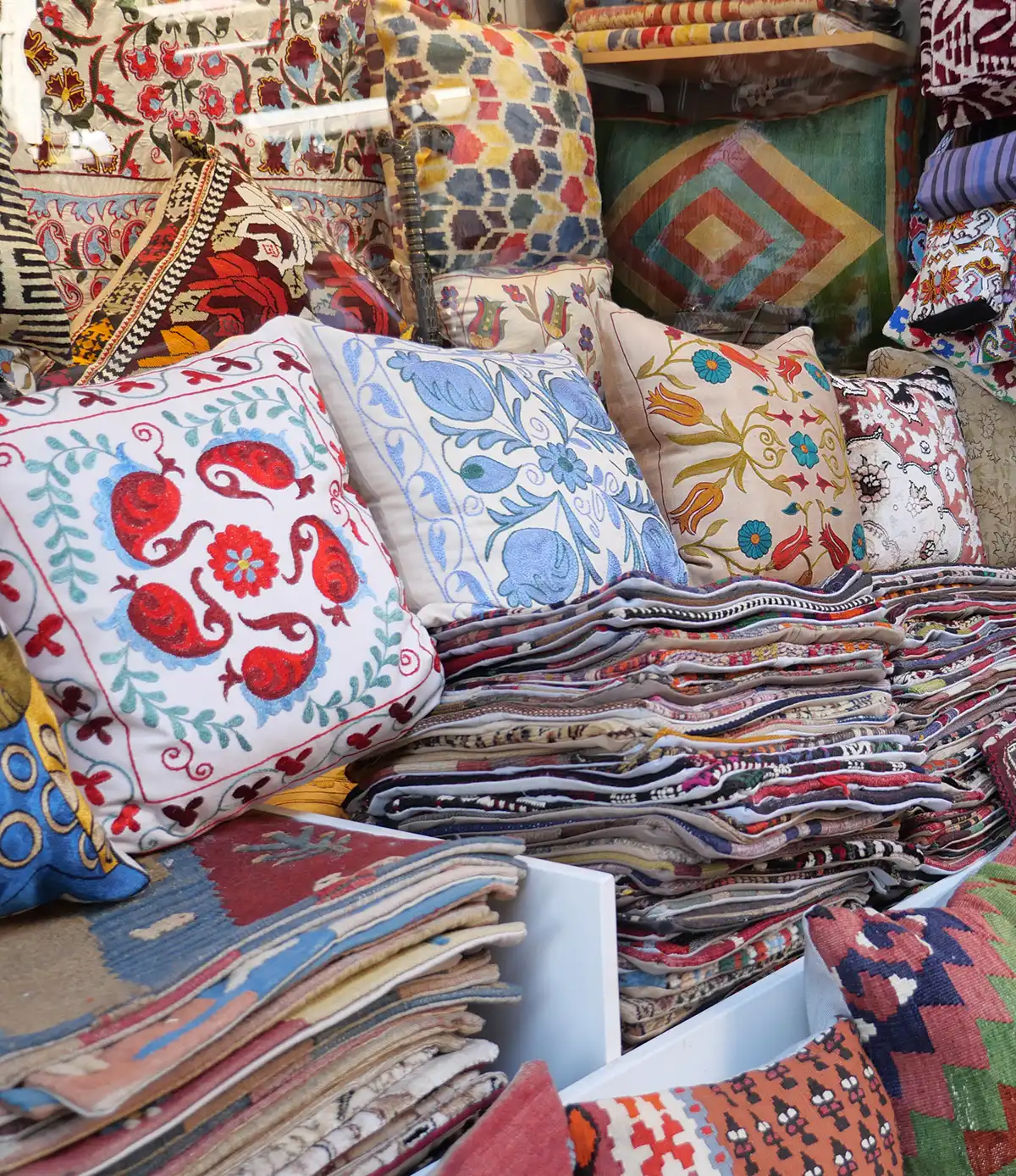 Bunte Kissen, die in einem traditionellen türkischen Basar zum Verkauf angeboten werden.